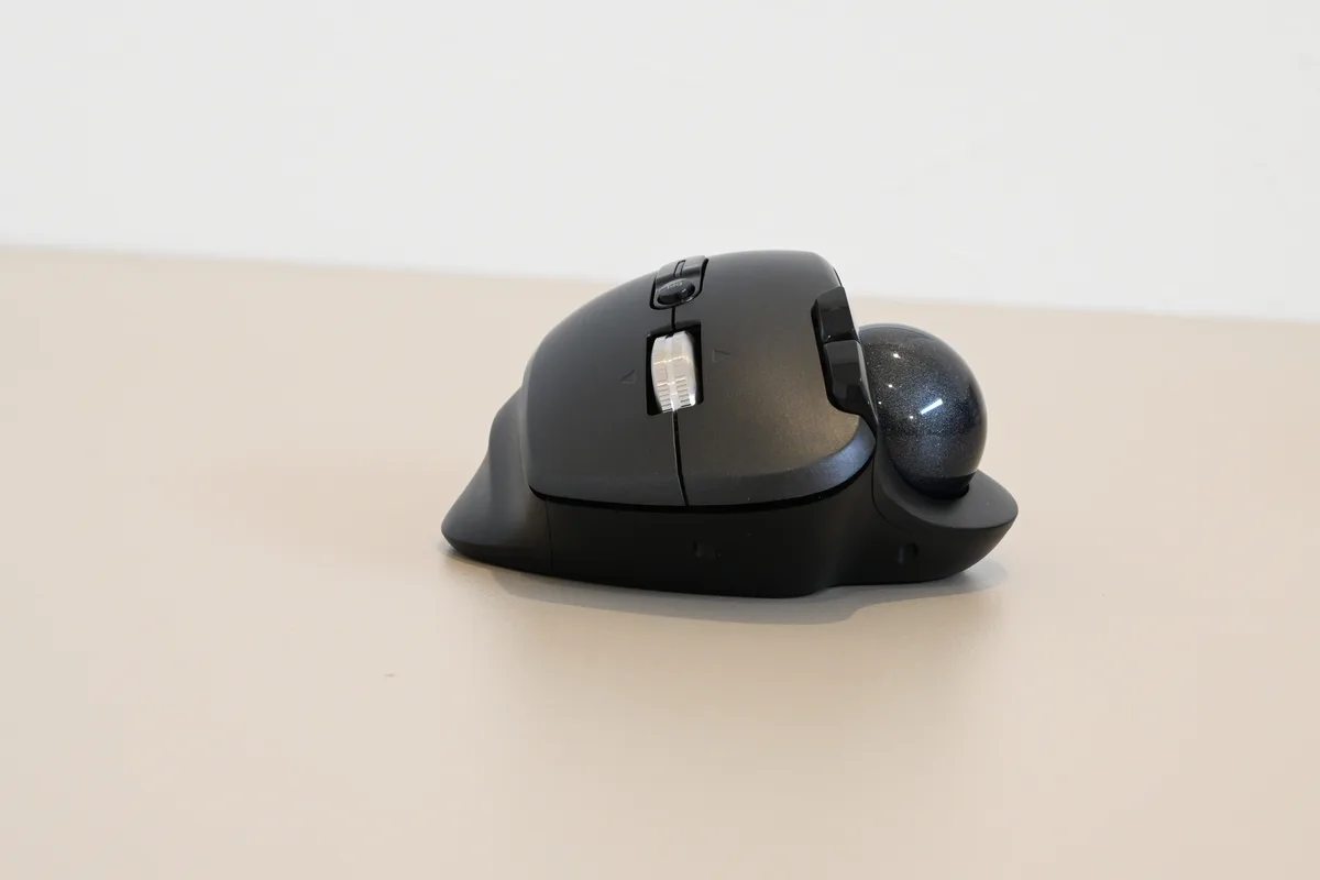 BSTBB700を前方から見たメタル調の高速スクロールホイール