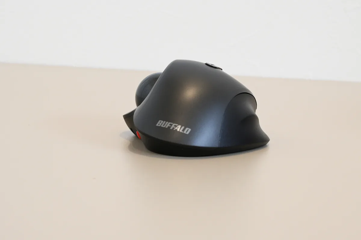 BSTBB700を後方から見たBUFFALOロゴ入りの本体