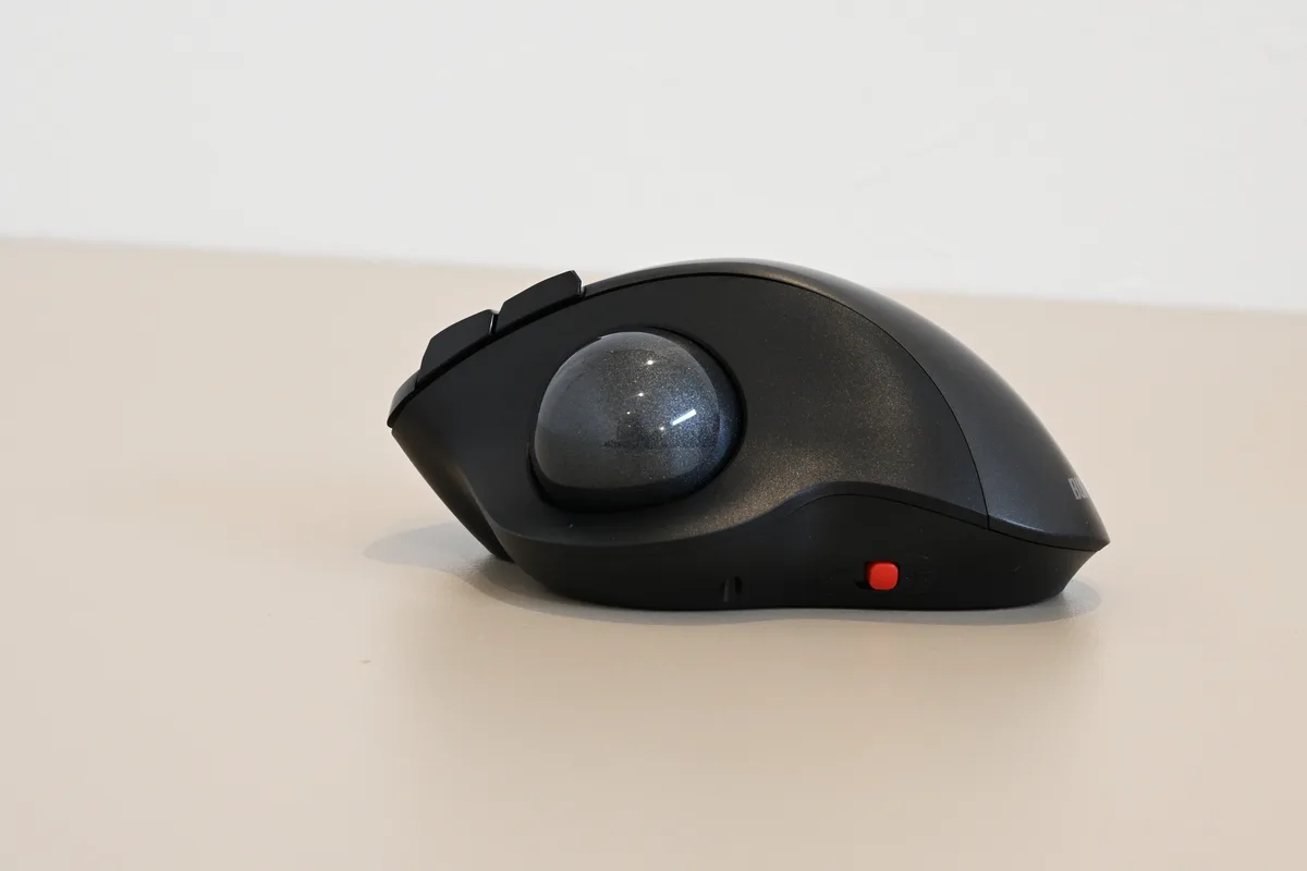 BSTBB700を左側面から見た本体形状とトラックボール