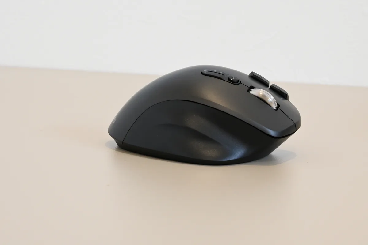 BSTBB700の右側面。手のひらが乗るパームレスト形状