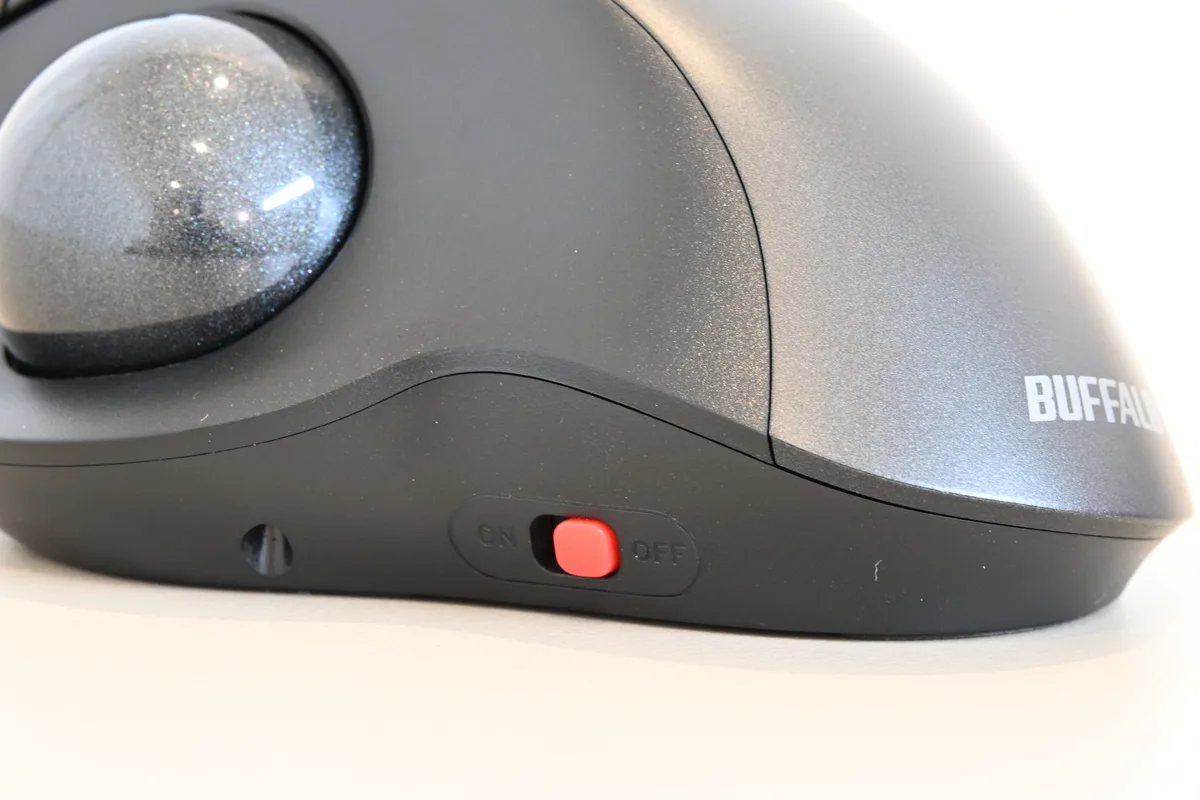 BSTBB700のトラックボールと赤い電源スイッチの拡大