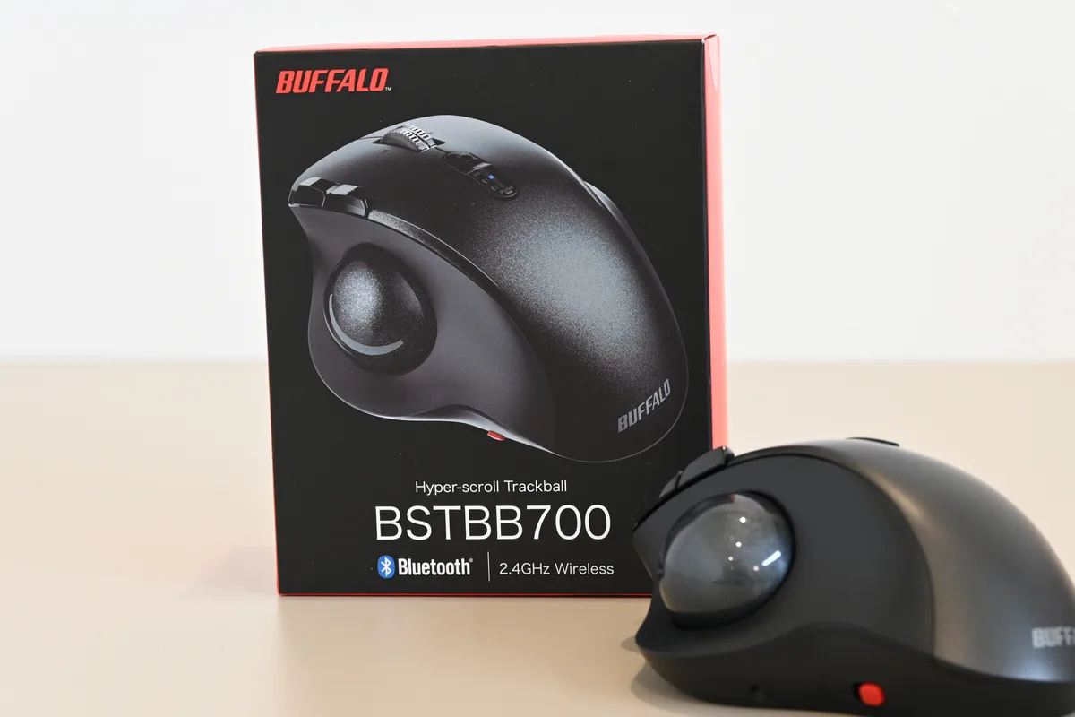 BSTBB700のパッケージと本体を並べたところ