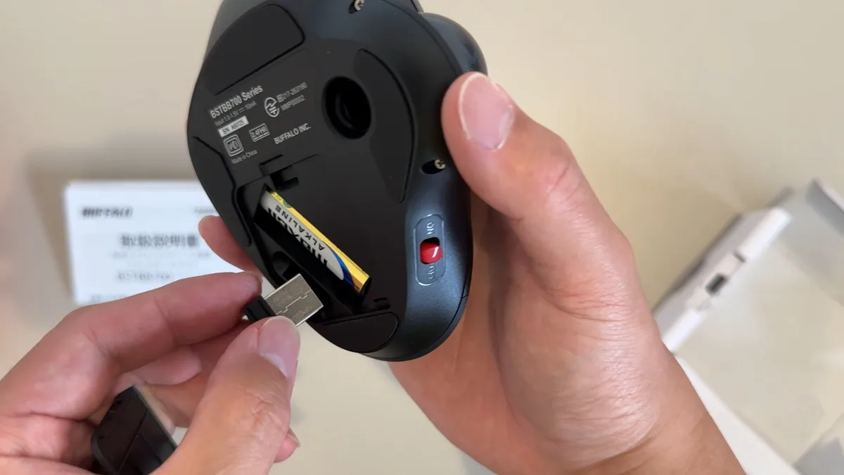 BSTBB700の電池ボックスに収納されたUSBレシーバーと単3電池