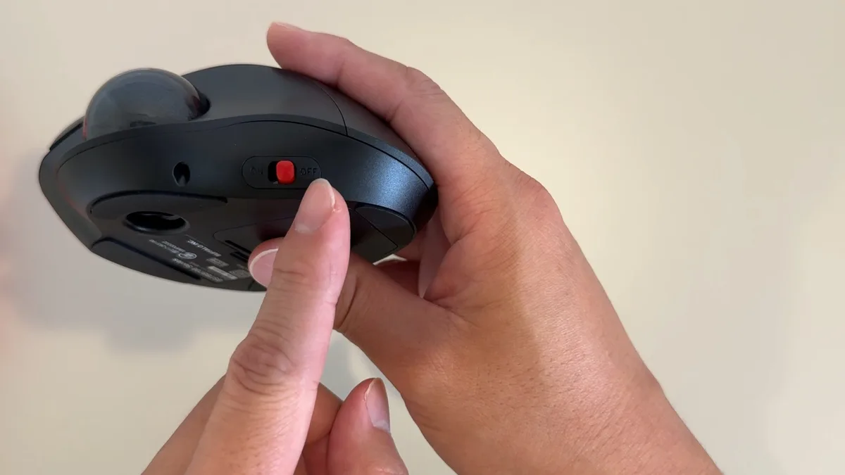 BSTBB700の底面にある赤い電源スイッチを操作するところ