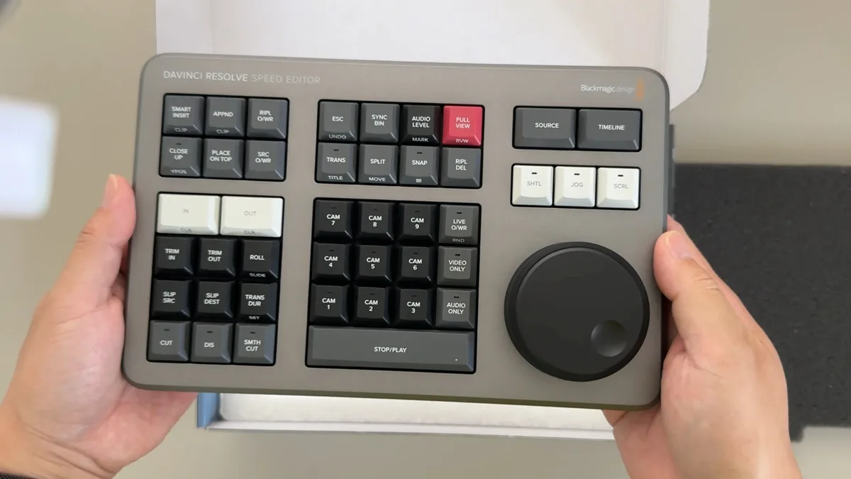Speed Editor本体を両手で持ったキー配列の全体