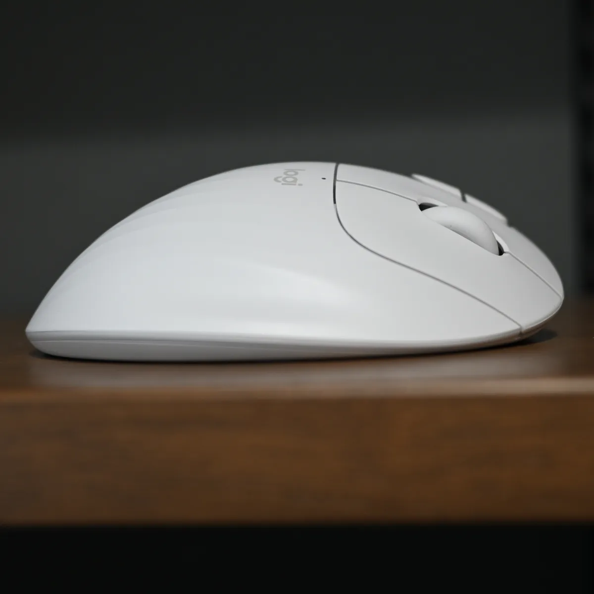 ロジクール ERGO M575SPを真横から見たなだらかなサイドライン