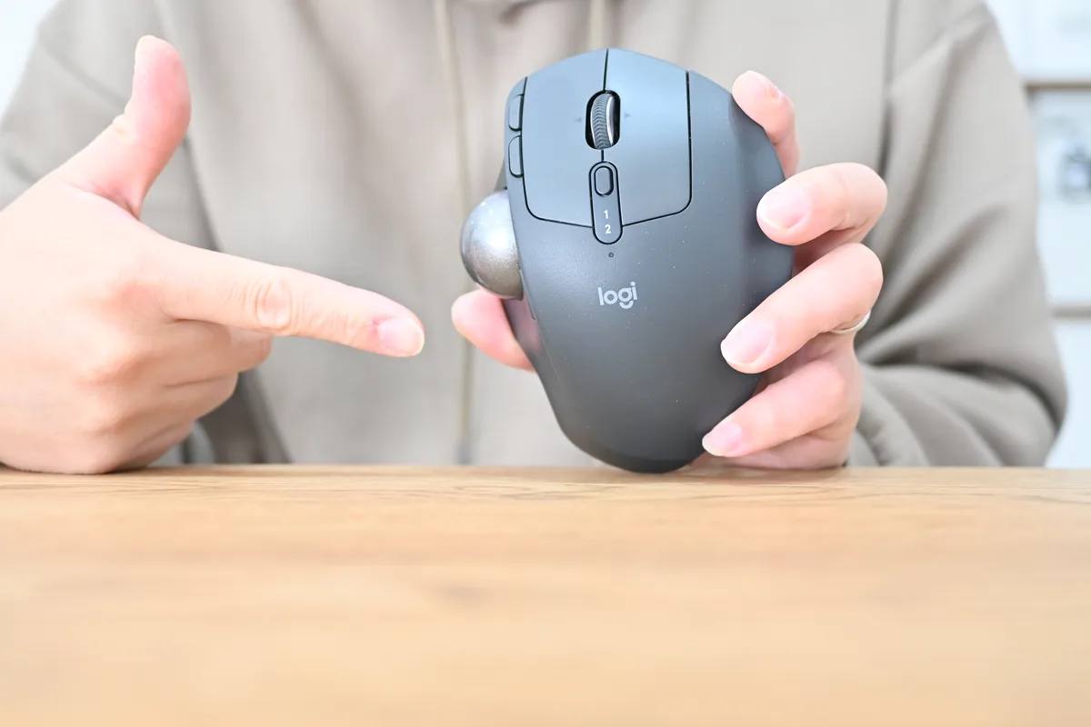 MX ERGO Sを正面から見た本体とlogiロゴ