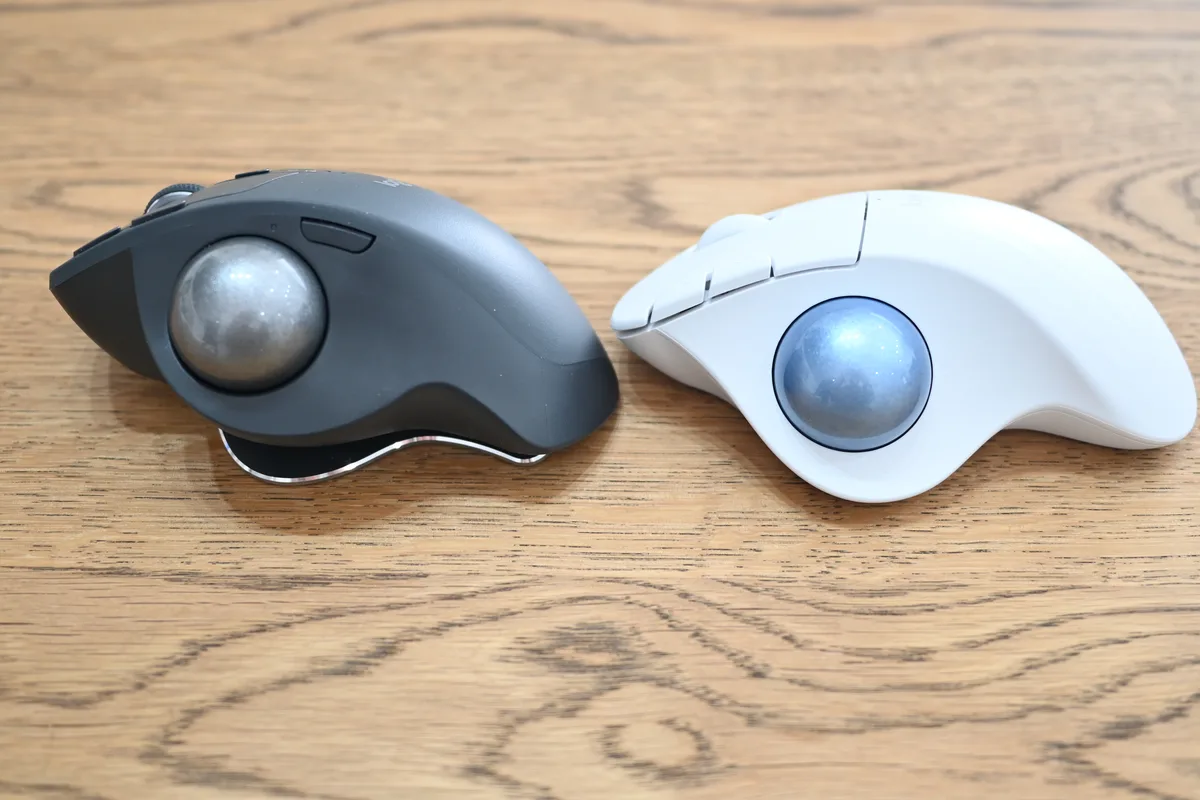 MX ERGO S（黒）とERGO M575SP（白）を上から並べた比較