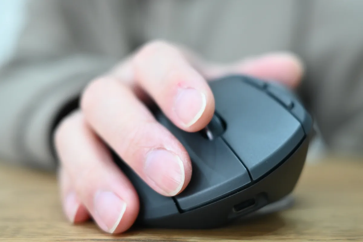 MX ERGO Sを握ったときの側面の手のフィット感