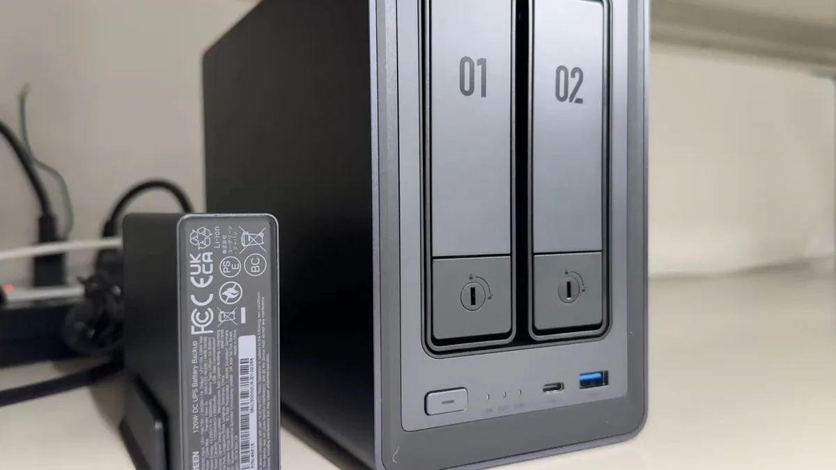 UGREEN NASync DXP2800の本体正面斜め・前面ポートが見える