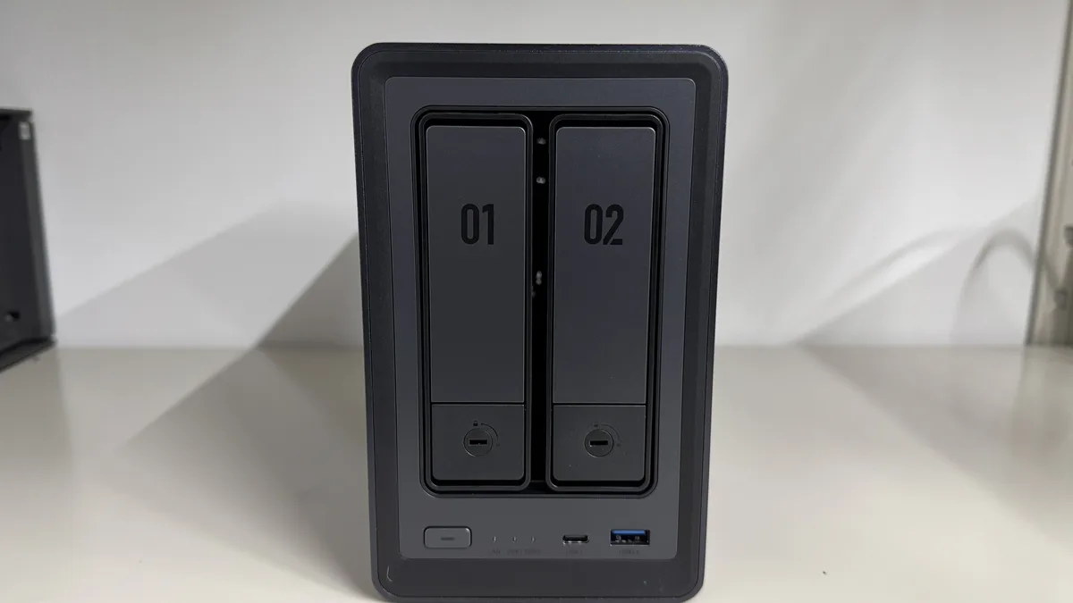 UGREEN NASync DXP2800の本体正面（2ベイ・HDDベイ01/02）