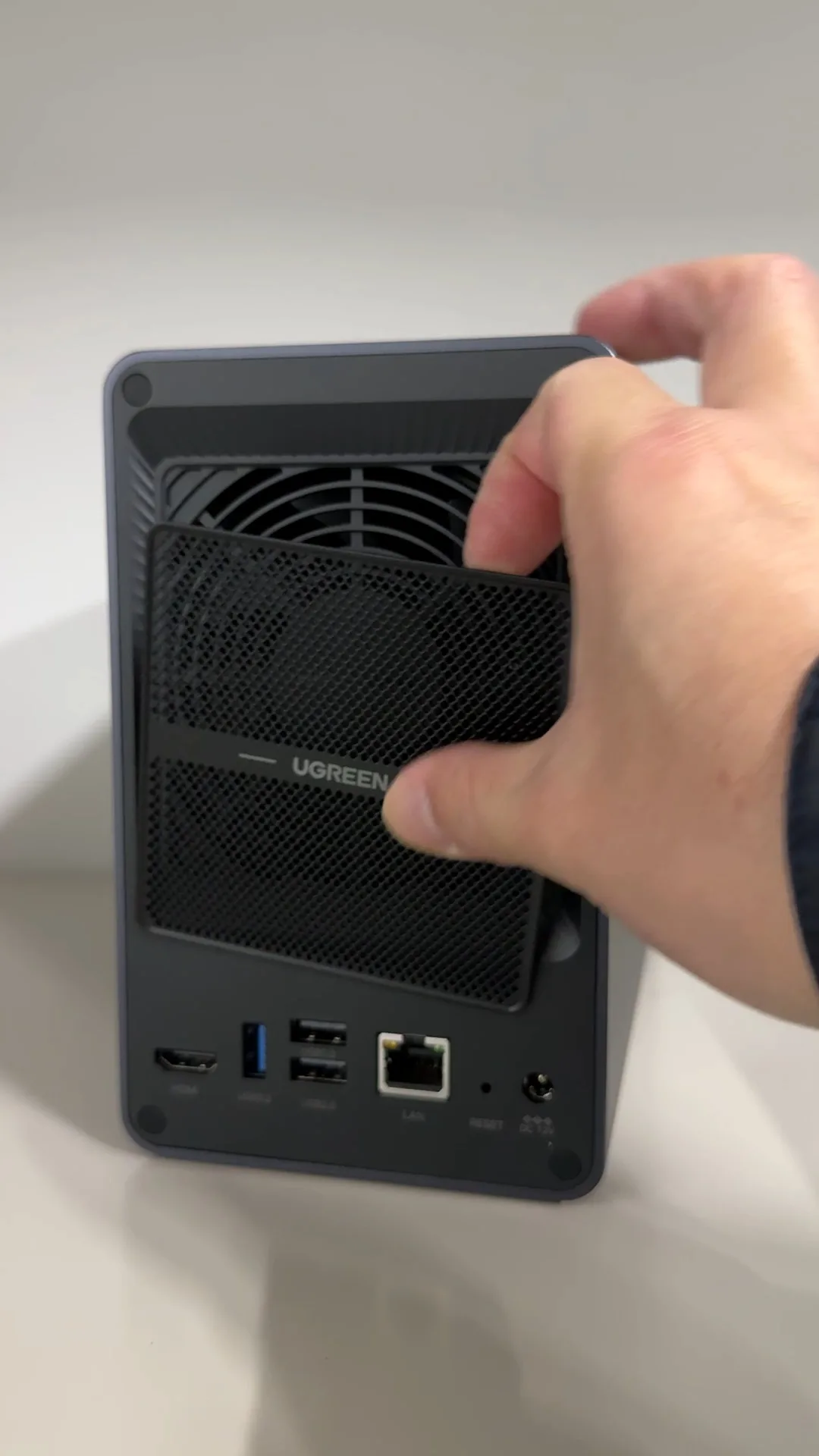 手で持ったDXP2800の背面全体とファンメッシュ・サイズ感