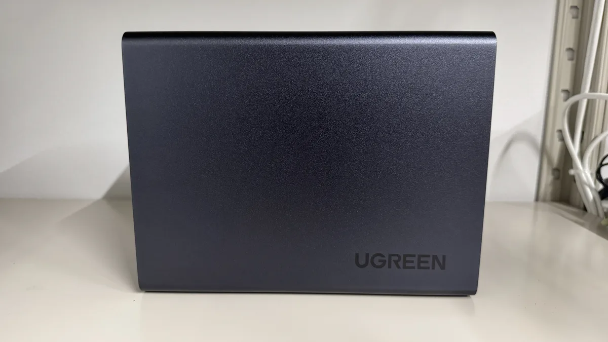 DXP2800の側面アルミパネル（UGREENロゴ入り）