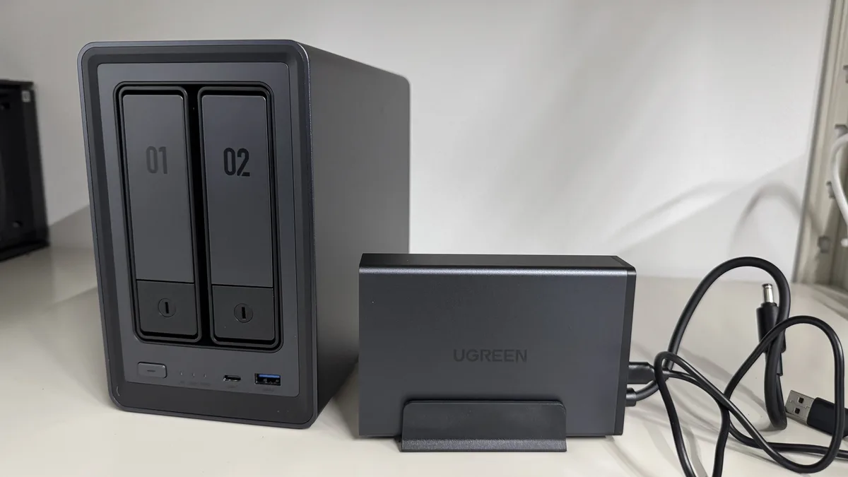 DXP2800本体とUGREEN NASync DH2300（外付けHDDドック）の大きさ比較