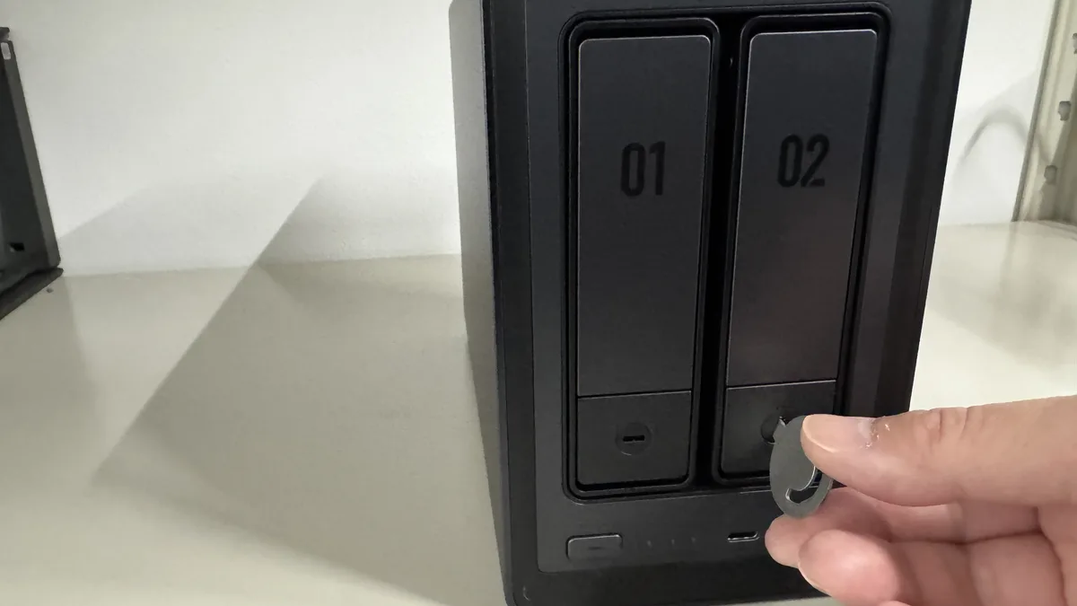 DXP2800のHDDトレイロックを付属キーで解除する様子
