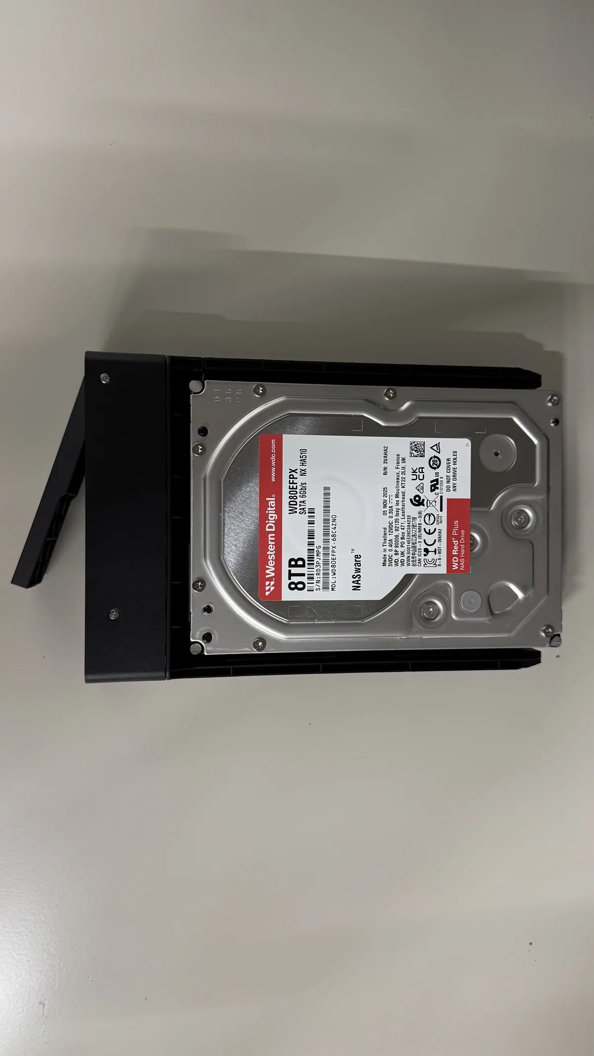 WD Red Plus 8TBをDXP2800のトレイに装着した状態